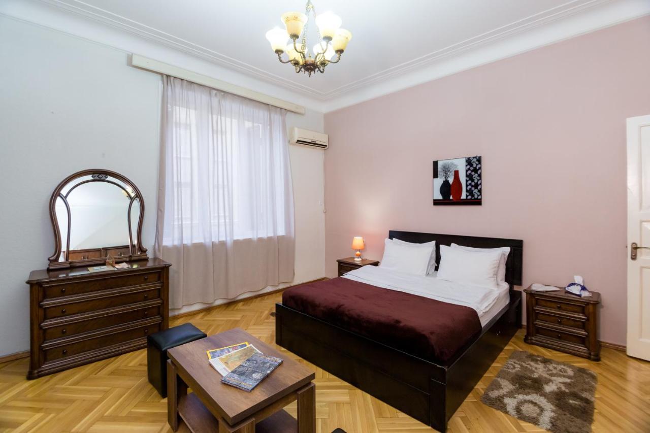 Apartment Gallery Rustaveli 1 Tbilisi Exterior photo